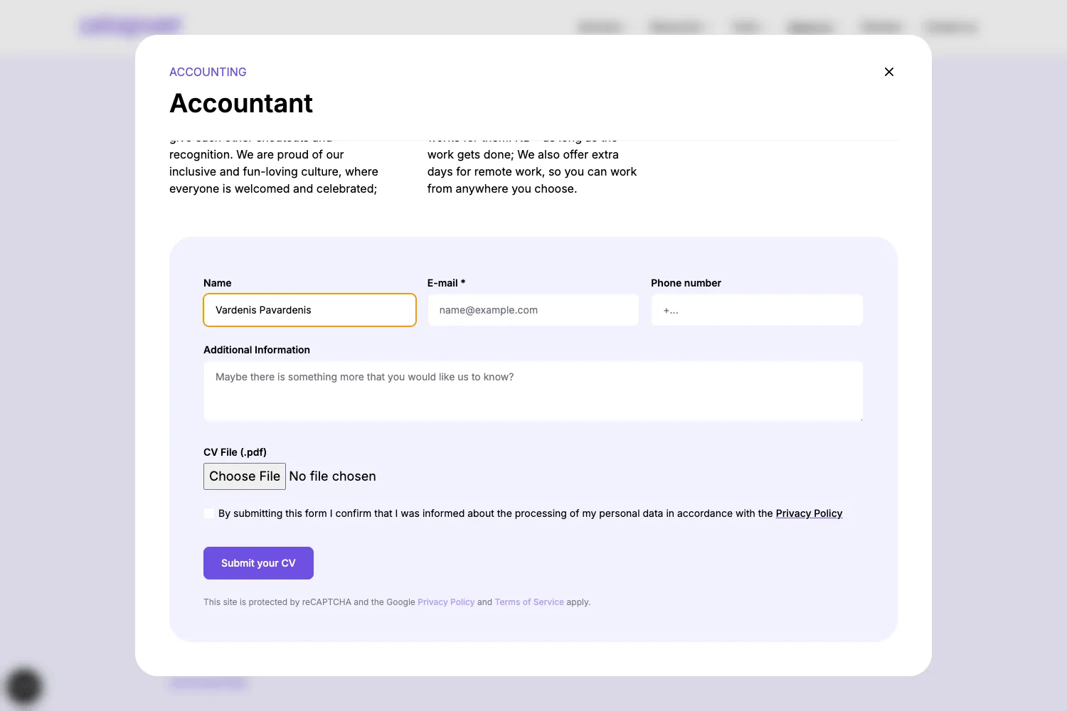 Įdarbinimo paraiškos forma su laukeliais vardui, el. paštui, telefono numeriui, papildomai informacijai ir CV failo įkėlimui bei pateikimo mygtuku.