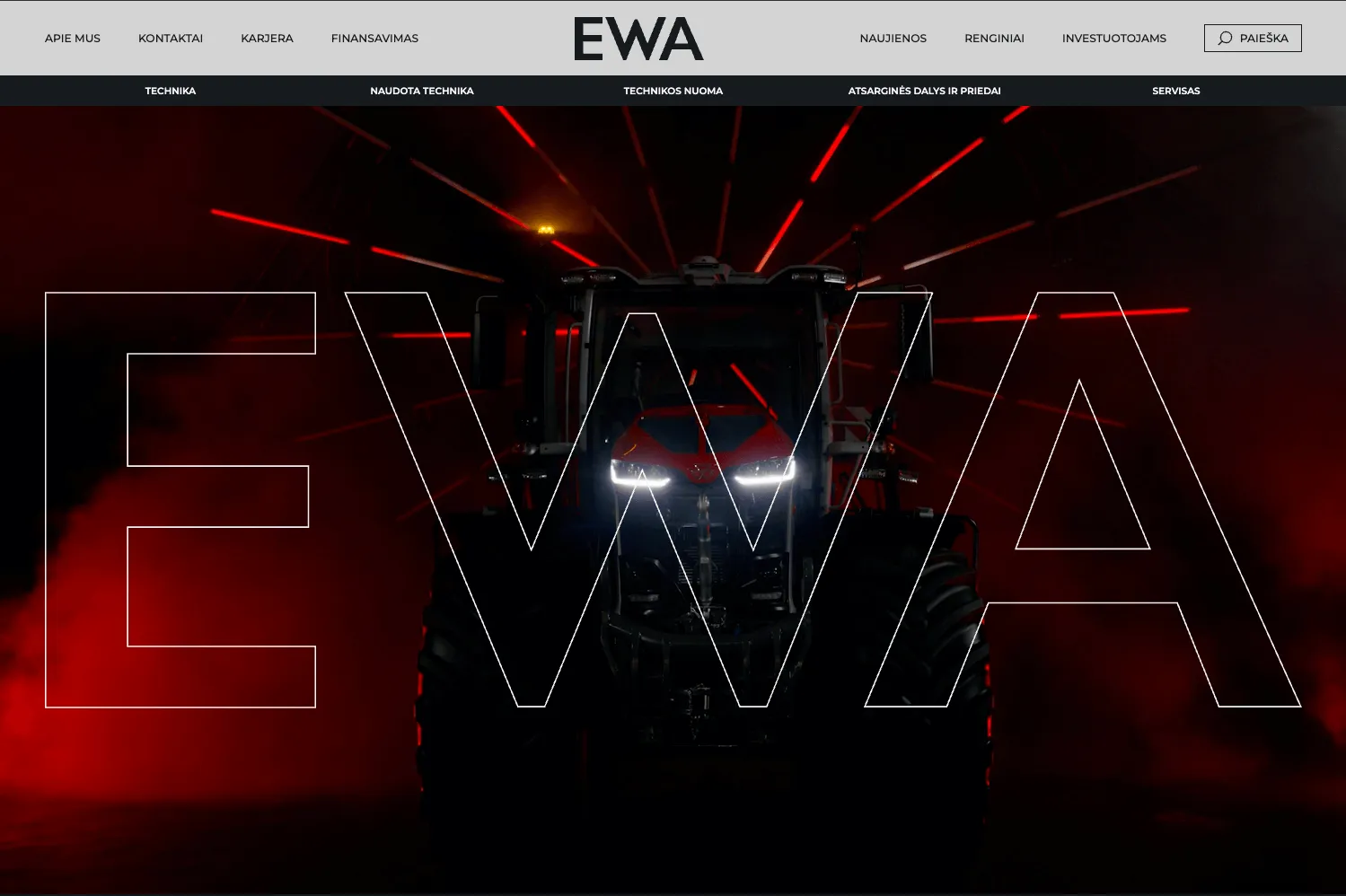 EWA pagrindinis puslapis su traktoriaus nuotrauka ir raudonais šviesos efektais.