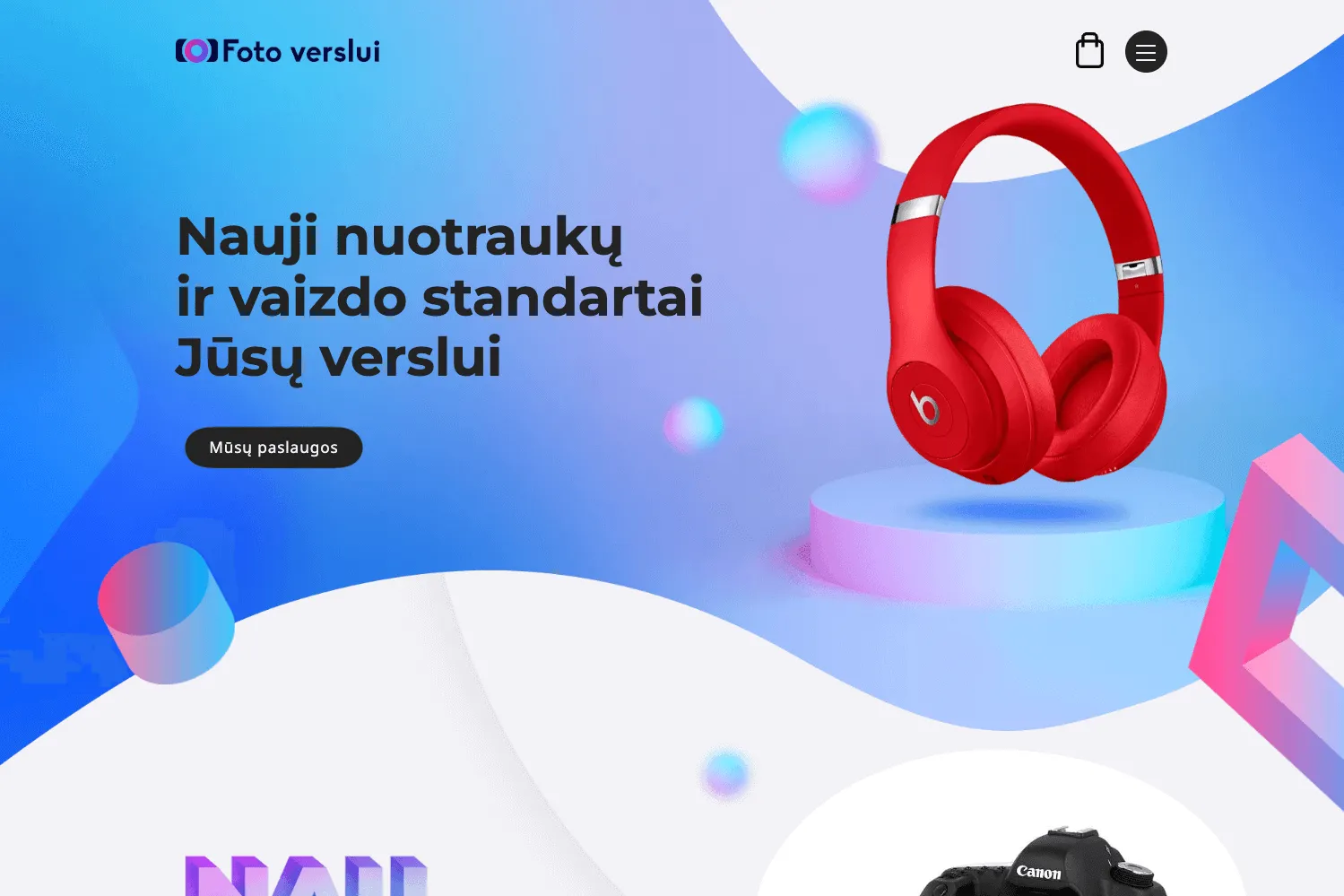 Svetainės titulinis puslapis su šūkiu „Nauji nuotraukų ir vaizdo standartai Jūsų verslui“ ir raudonų Beats ausinių 3D vizualizacija.
