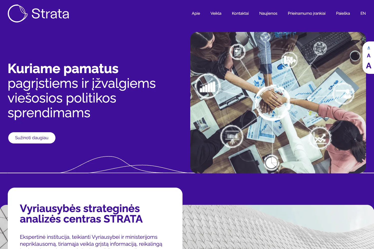 STRATA svetainės titulinis puslapis su šūkiu „Kuriame pamatus pagrįstiems ir įžvalgiems viešosios politikos sprendimams“ ir komandos darbo stalo nuotrauka.
